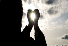 利物浦主场告捷保持不败，稳固榜首位置